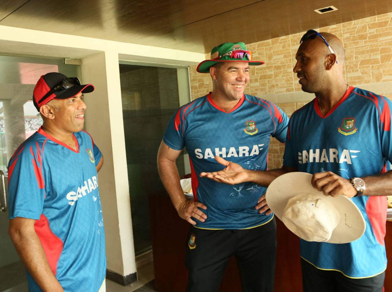Chandika Hathurasingha (left) met with the players and the new Bangladesh support staff on Tuesday&nbsp;&nbsp;&bull;&nbsp;&nbsp;BCB