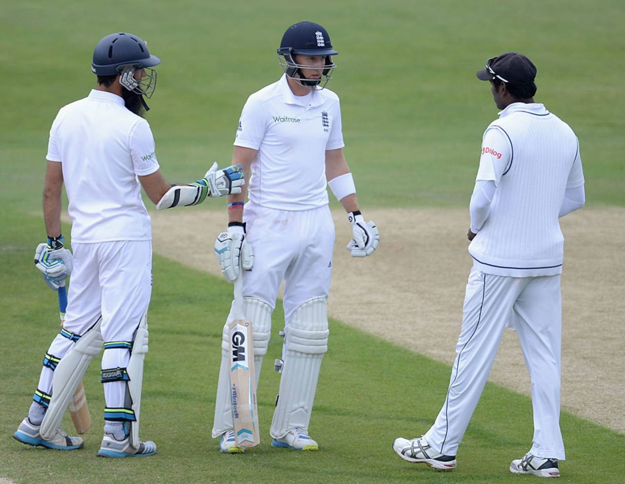 Angelo Mathews shares a few words with Joe Root, England v Sri Lanka, 2nd Investec Test, Headingley, 5th day, June 24, 2014