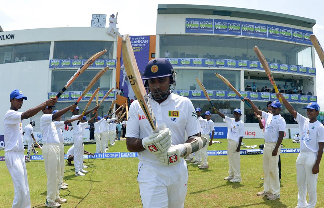 A moment to remember for Mahela Jayawardene as he walked out to bat, Sri Lanka v Pakistan, 1st Test, Galle, 3rd day, August 8, 2014