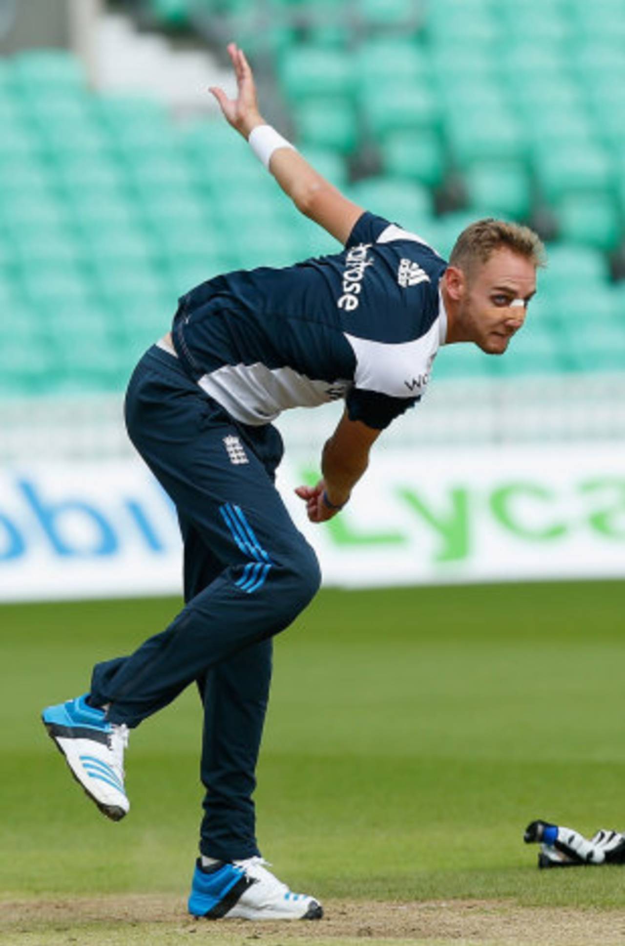 Stuart Broad bowls with a protective splint on his nose, The Oval, August 14, 2014