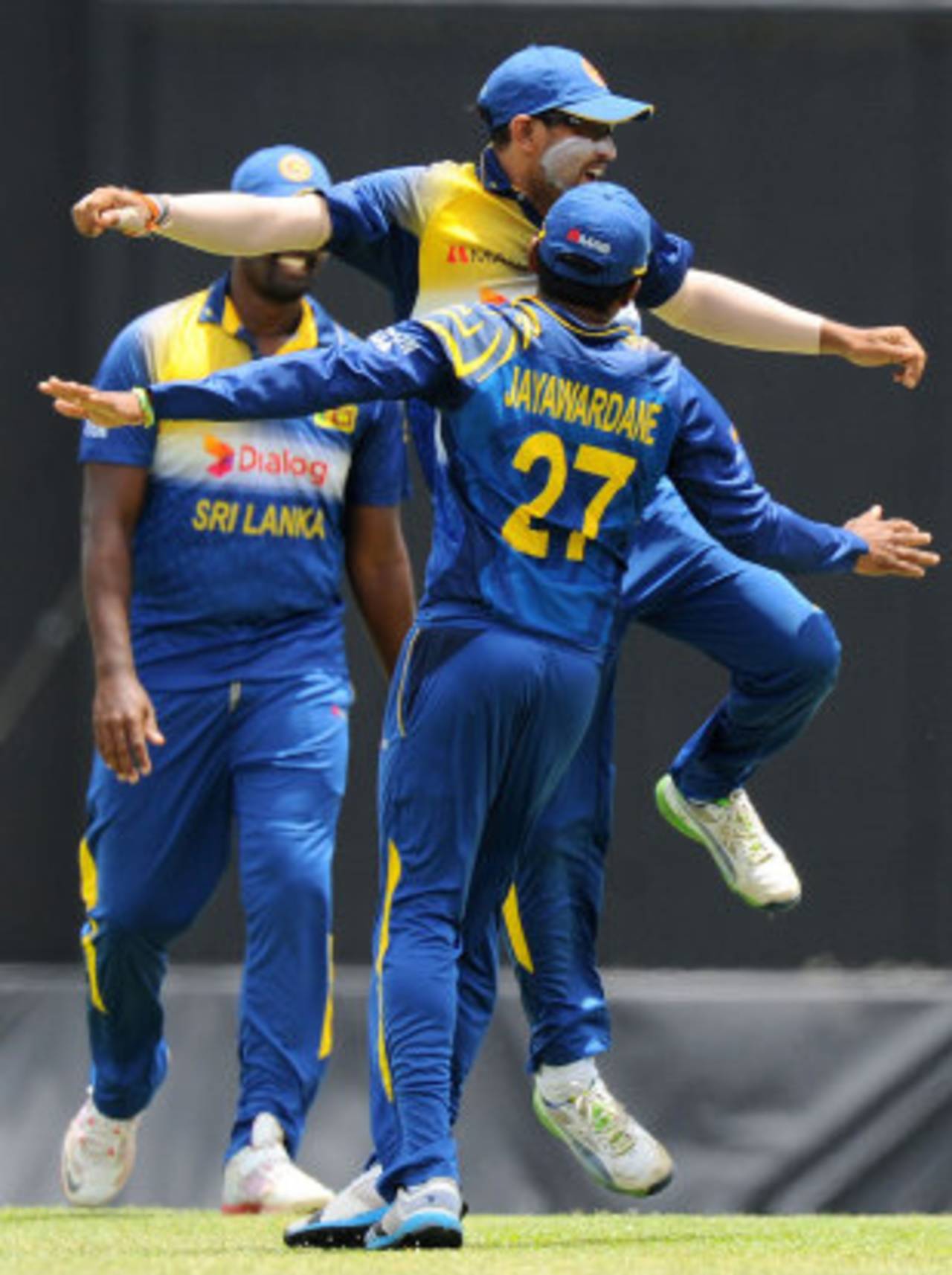 Mahela Jayawardene and Tilakaratne Dilshan celebrate a wicket, Sri Lanka v Pakistan, 3rd ODI, Dambulla, August 30, 2014