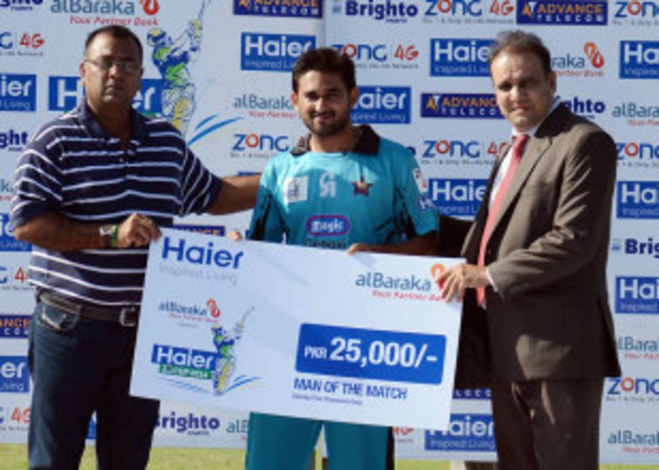 Awais Zia poses with his Man of the Match cheque, FATA Cheetahs v Rawalpindi Rams, Haier Cup National T20, Karachi, September 17, 2014