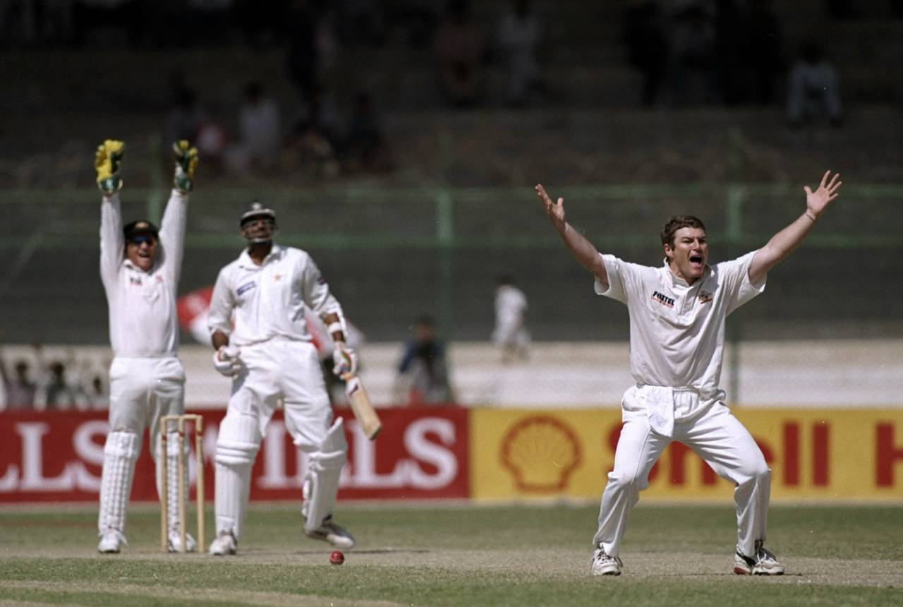 Stuart MacGill appeals, Pakistan v Australia, third Test, Karachi, 24 Oct 1998