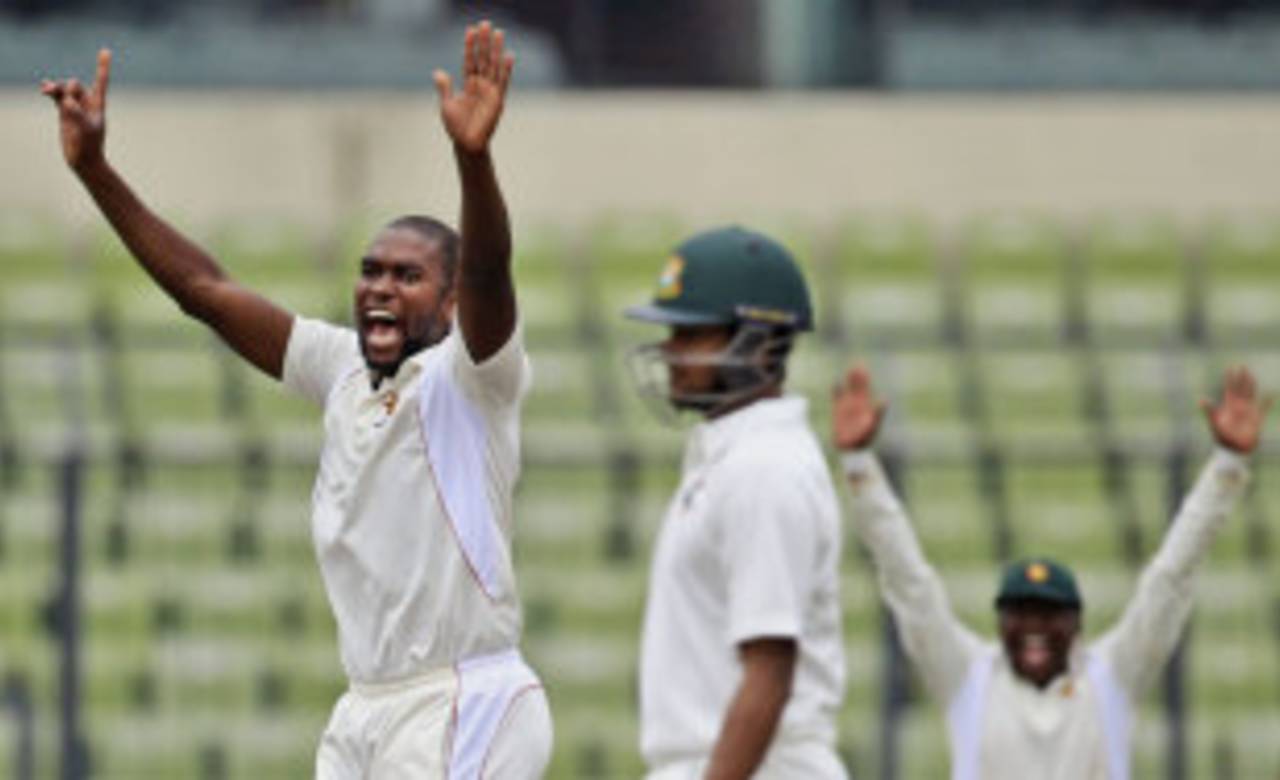 Elton Chigumbura's 4 for 21 rattled Bangladesh, Bangladesh v Zimbabwe, 1st Test, Mirpur, 3rd day, October 27, 2014
