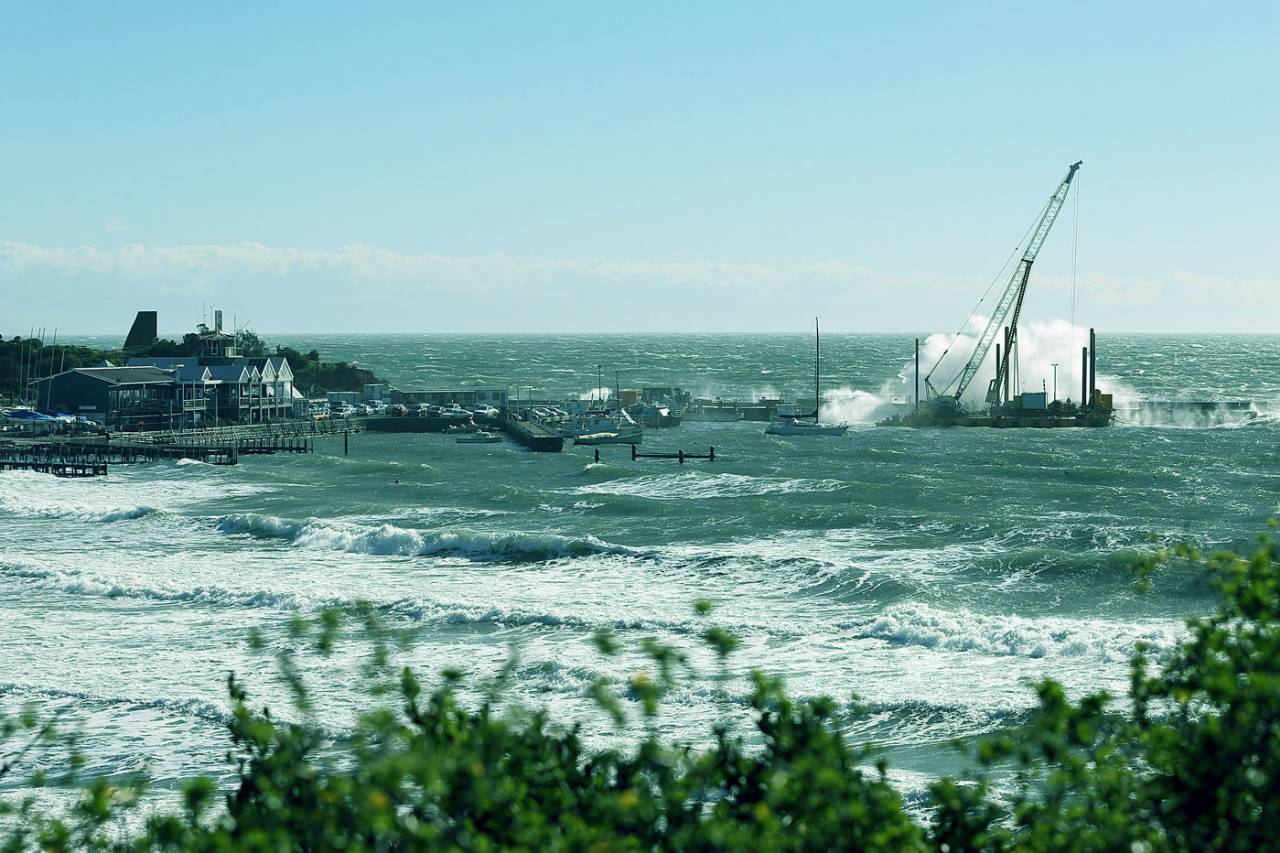 Waves crash into Mornington Harbour&nbsp;&nbsp;&bull;&nbsp;&nbsp;Getty Images