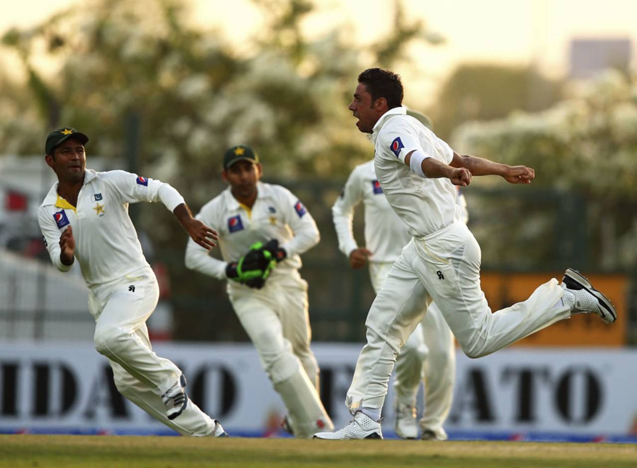 Imran Khan dismissed Chris Rogers for 5, Pakistan v Australia, 2nd Test, Abu Dhabi, 2nd day, October 31, 2014
