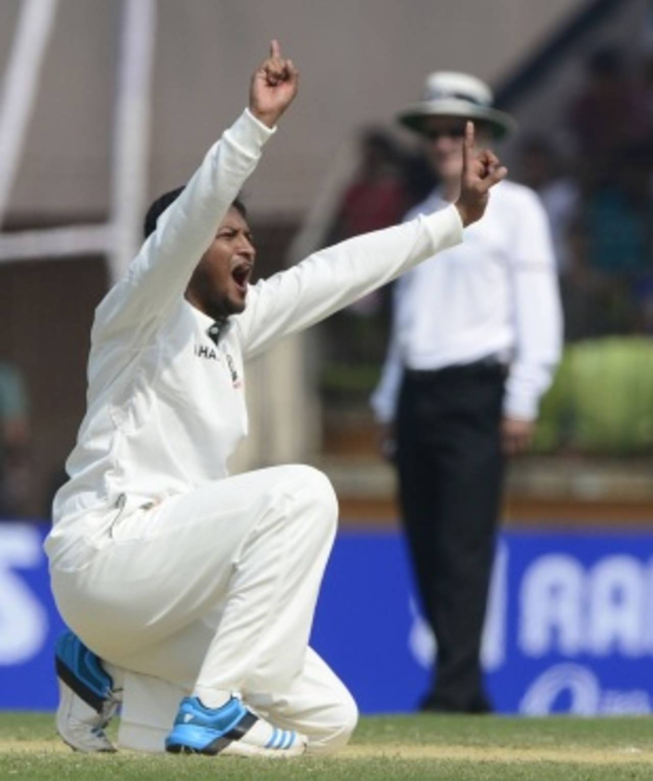 Shakib Al Hasan picked up three wickets after lunch, Bangladesh v Zimbabwe, 2nd Test, Khulna, 3rd day, November 5, 2014