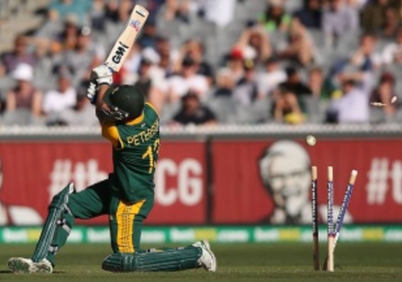 Robin Peterson is bowled, Australia v South Africa, 4th ODI, Melbourne, November 21, 2014