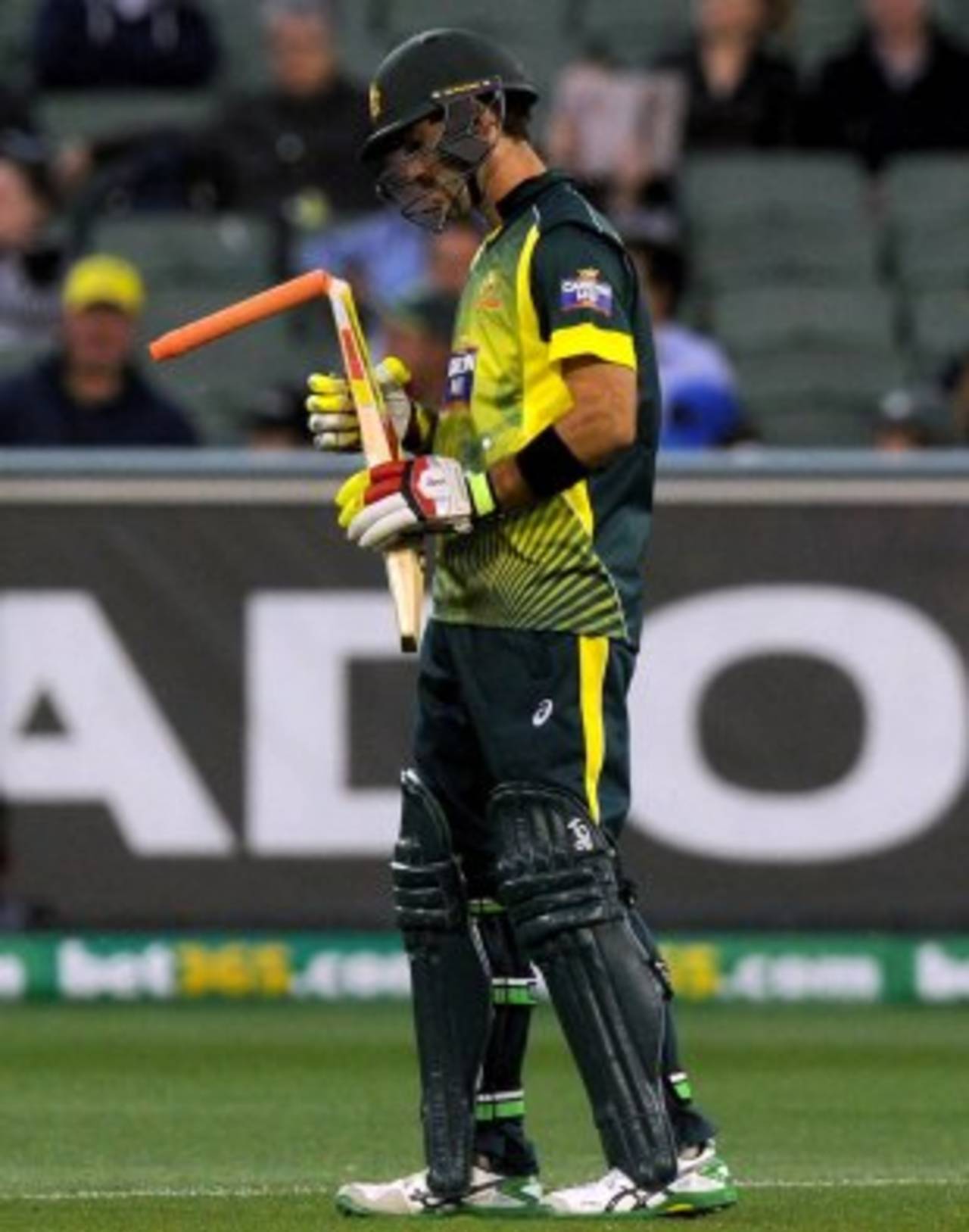 Glenn Maxwell broke his bat first ball, Australia v South Africa, 4th ODI, Melbourne, November 21, 2014