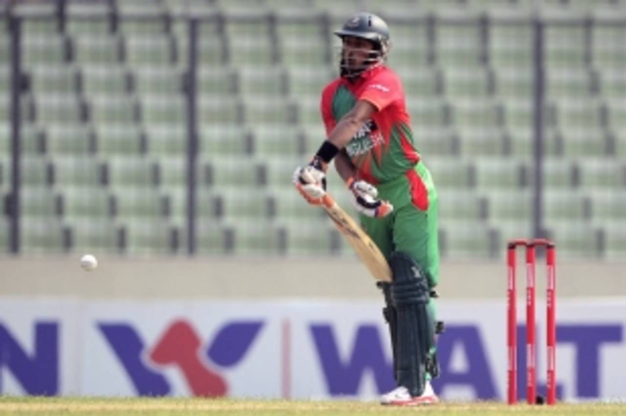 Anamul Haque defends a short ball, Bangladesh v Zimbabwe, 3rd ODI, Mirpur, November 26, 2014