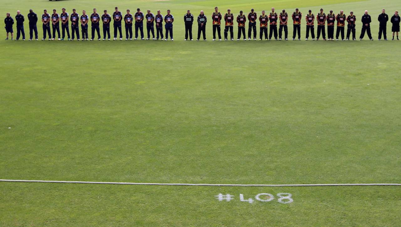 Otago and Wellington observe a minute of silence in the memory of Phillip Hughes, Otago v Wellington, Dunedin, November 30, 2014