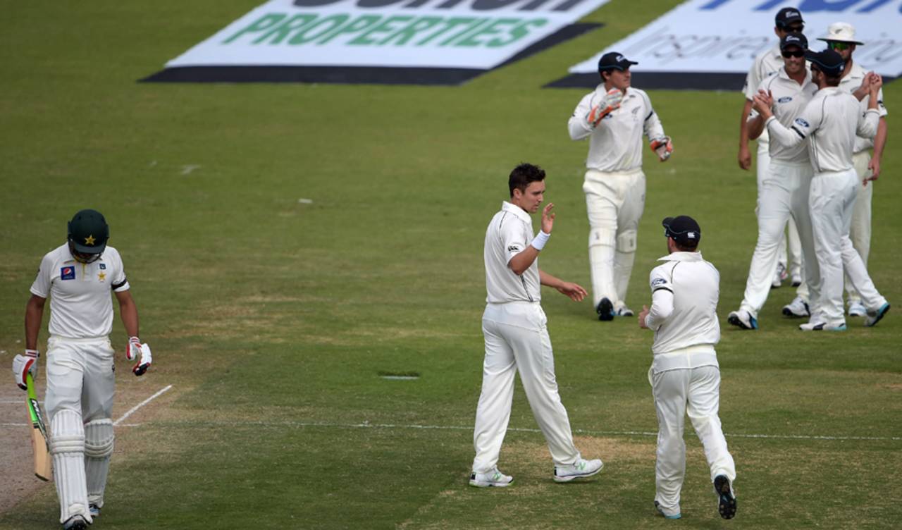 New Zealand get together after Trent Boult dismisses Shan Masood, Pakistan v New Zealand, 3rd Test, Sharjah, 4th day, November 30, 2014
