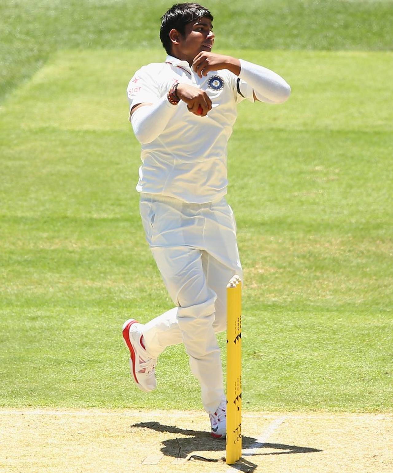 Karn Sharma bowls, Australia v India, 1st Test, Adelaide, 1st day, December 9, 2014