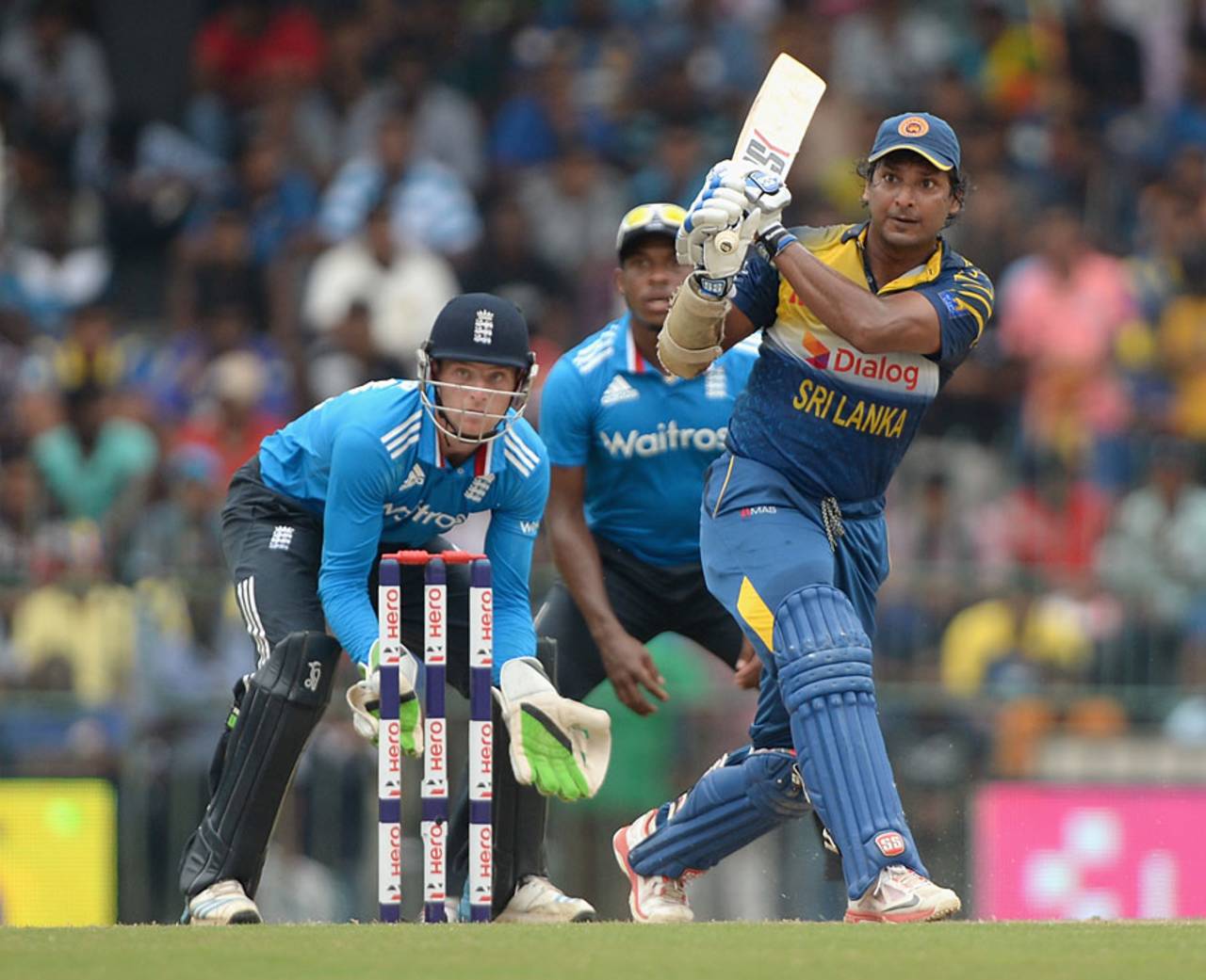 Kumar Sangakkara heaved a catch to midwicket, Sri Lanka v England, 7th ODI, Colombo, December 16, 2014