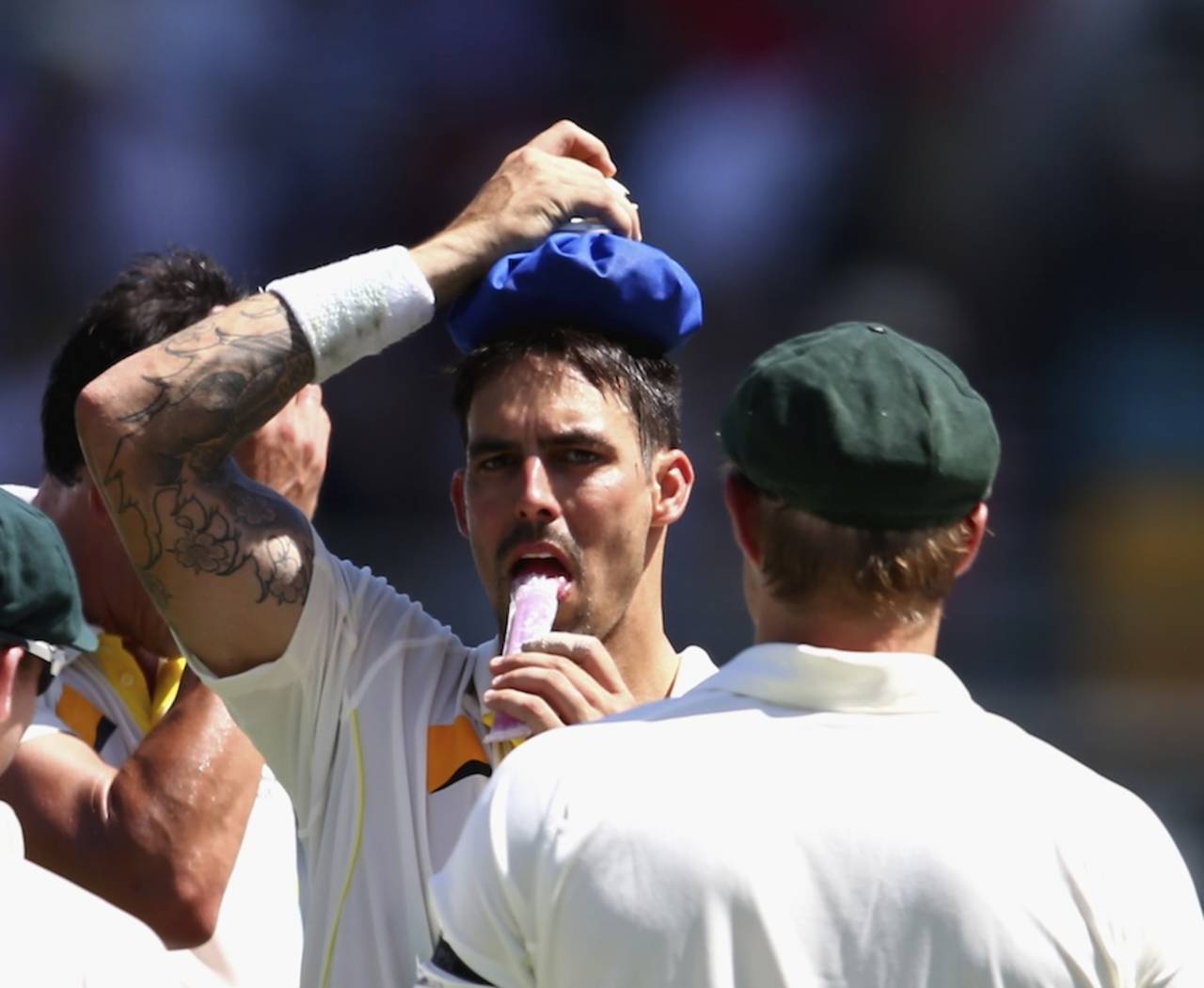 Mitchell Johnson cools off, Australia v India, 2nd Test, Brisbane, 1st day, December 17, 2014
