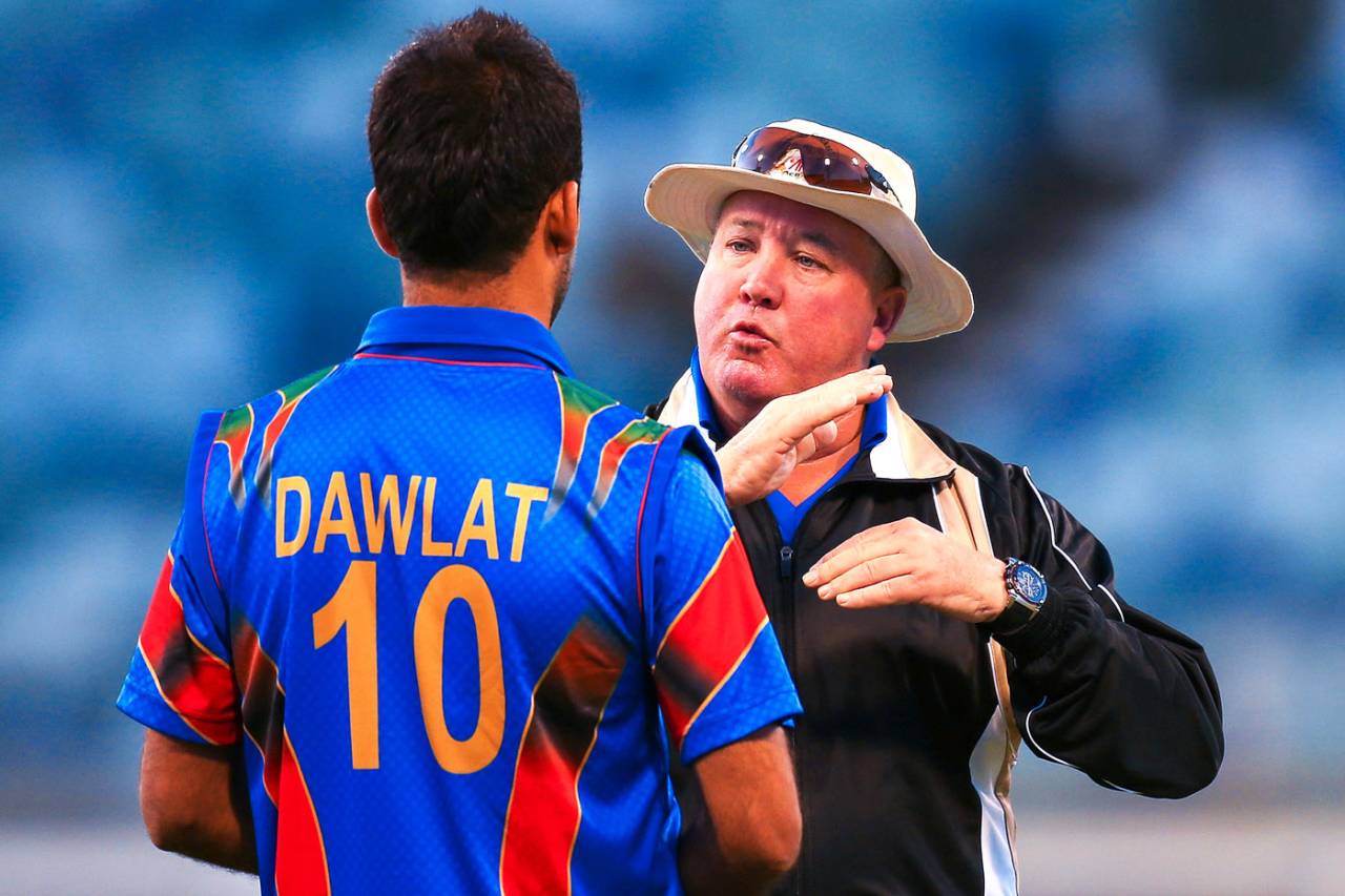 Afghanistan coach Andy Moles talks to Dawlat Zadran, Western Australia XI v Afghanistan, Perth, September 22, 2014