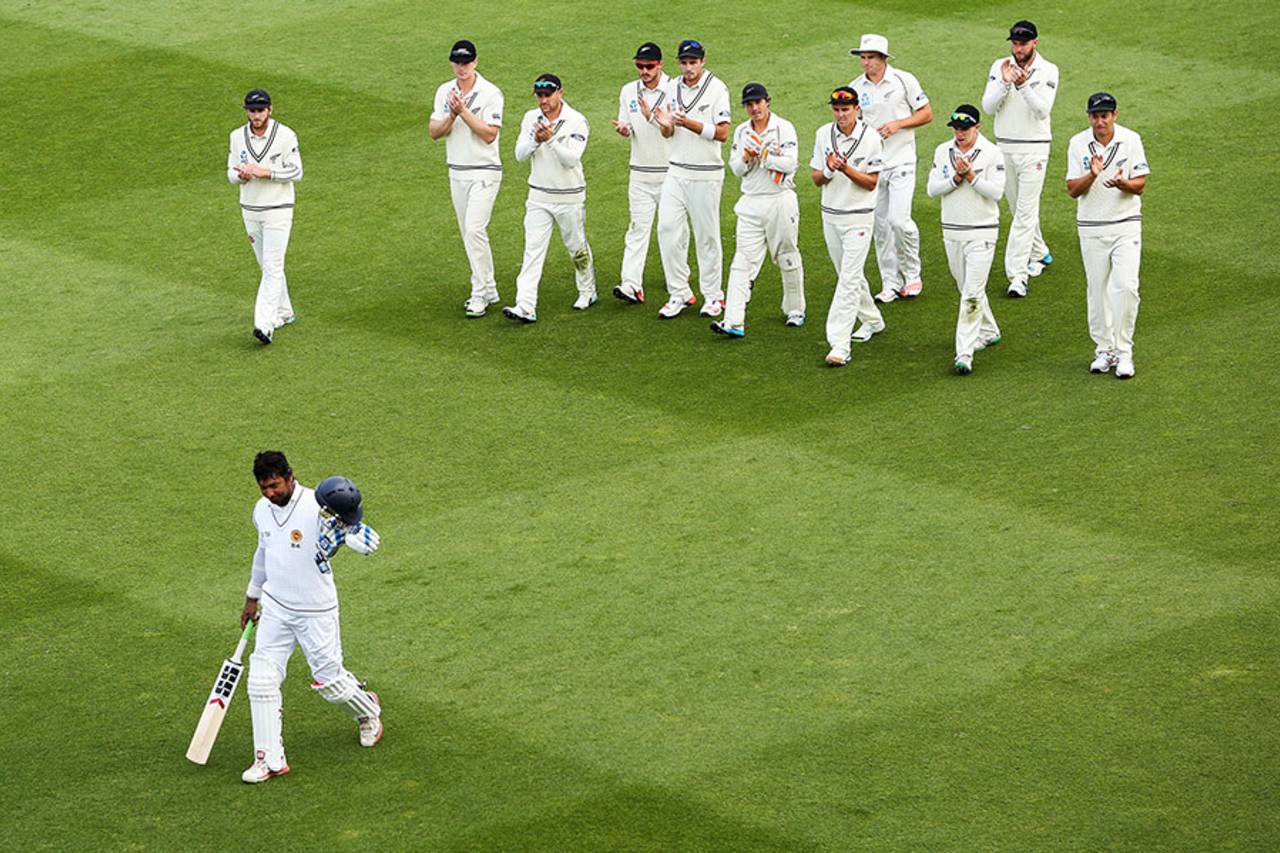 The New Zealand players applaud Kumar Sangakkara off the field, New Zealand v Sri Lanka, 2nd Test, Wellington, 1st day, January 3, 2015