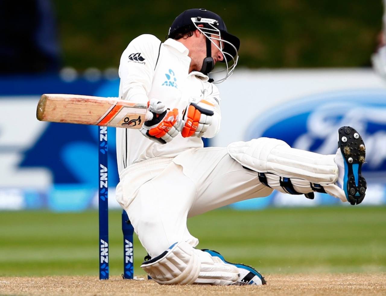 BJ Watling avoids a bouncer, New Zealand v Sri Lanka, 2nd Test, Wellington, 4th day, January 6, 2015