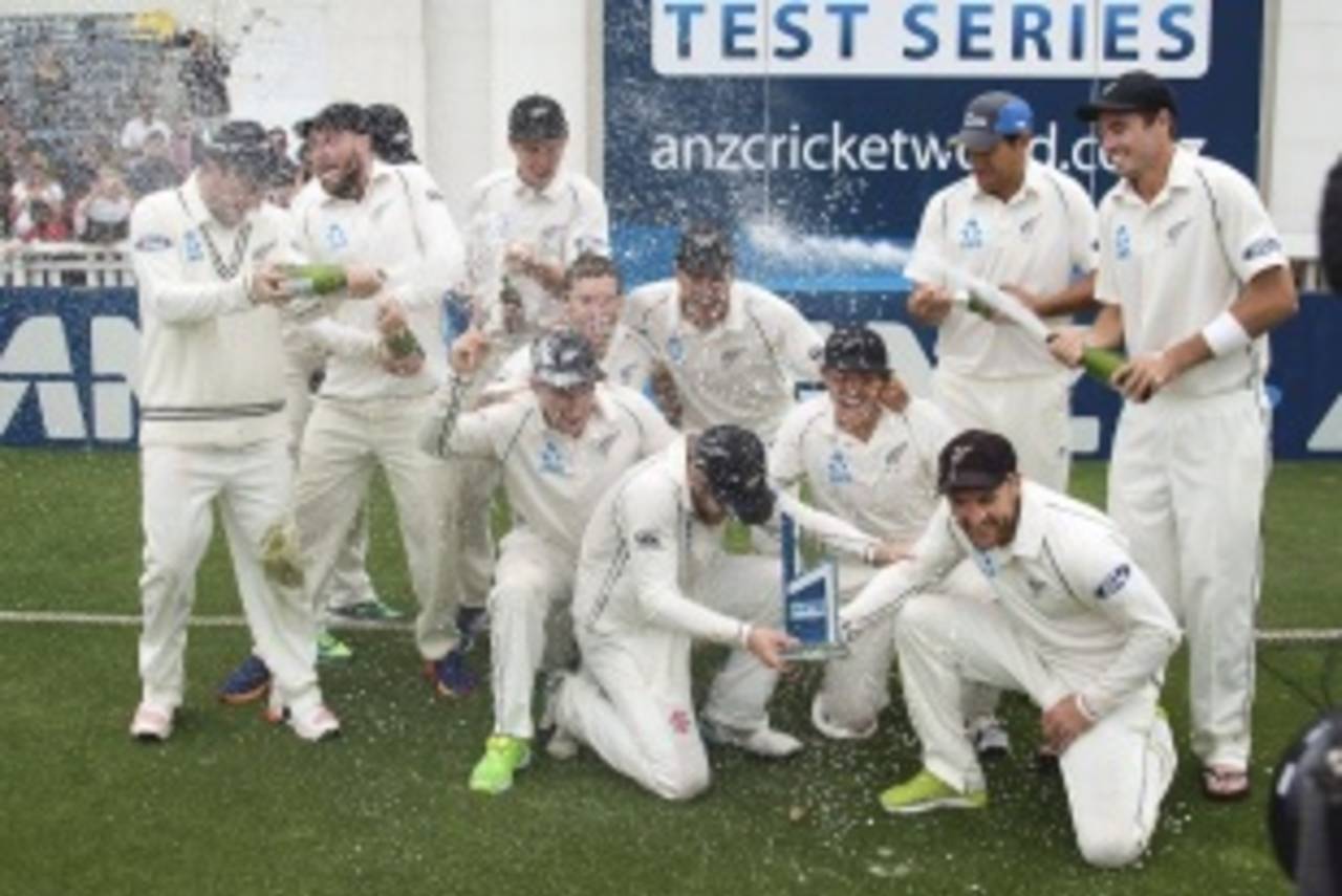 New Zealand celebrate their 2-0 whitewash over Sri Lanka, New Zealand v Sri Lanka, 2nd Test, Wellington, 5th day, January 7, 2015