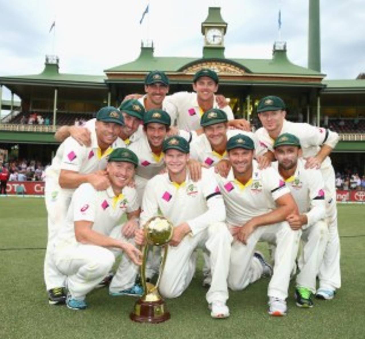 The Australian team with the Border-Gavaskar Trophy after the draw at the SCG&nbsp;&nbsp;&bull;&nbsp;&nbsp;Getty Images