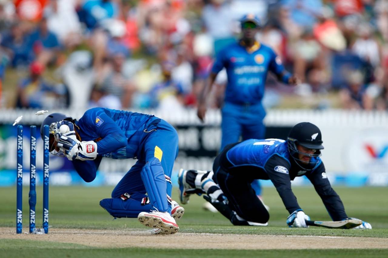 Daniel Vettori is run out by Kumar Sangakkara, New Zealand v Sri Lanka, 2nd ODI, Hamilton, January 15, 2015