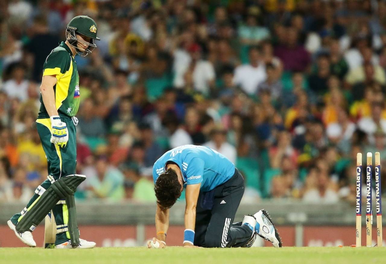 Steve Finn fell down during his delivery stride, Australia v England, Carlton Mid Tri-Series, Sydney, January 16, 2015