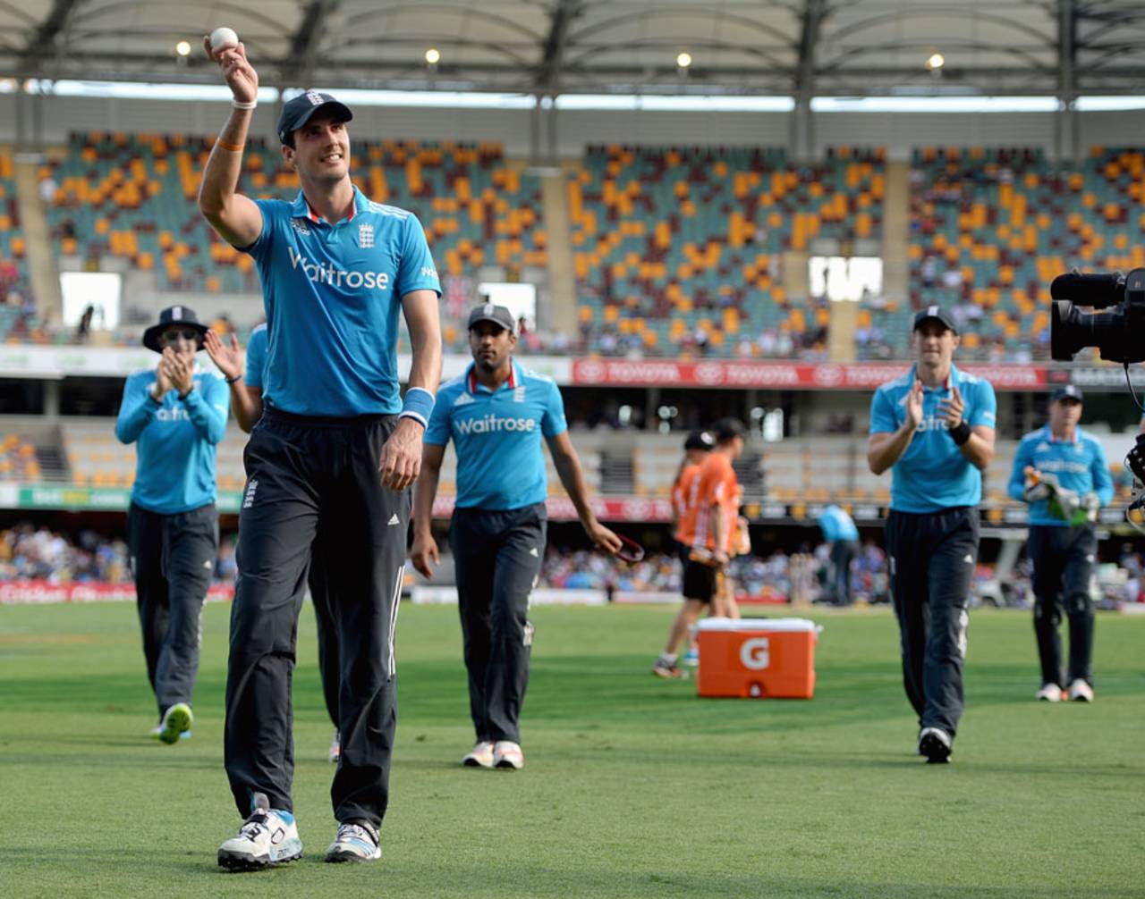 Steven Finn acknowledges the applause after finishing with 5 for 33, England v India, Carlton Mid Tri-series, Brisbane, January 20, 2015