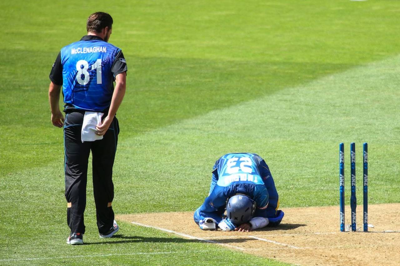 Tillakaratne Dilshan made contact with the stumps while completing a run, New Zealand v Sri Lanka, 7th ODI, Wellington, January 29, 2015