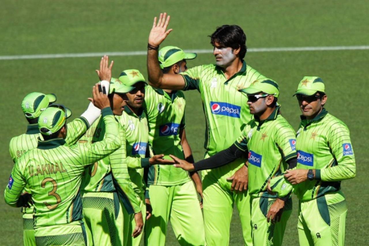 Mohammad Irfan picked up the wickets of Kane Williamson and Luke Ronchi, New Zealand v Pakistan, 2nd ODI, Napier, February 3, 2015