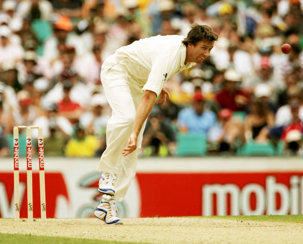 Glenn McGrath bowls, Australia v England, 5th Test, Sydney, January 2, 2007