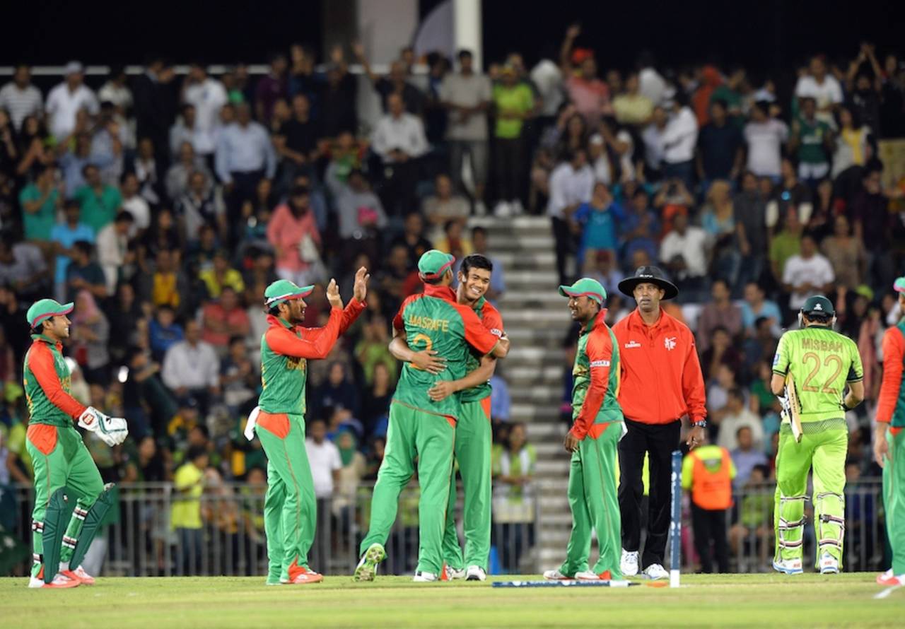 Taskin Ahmed is congratulated after dismissing Misbah-ul-Haq, Bangladesh v Pakistan, World Cup warm-ups, Sydney, February 9, 2015