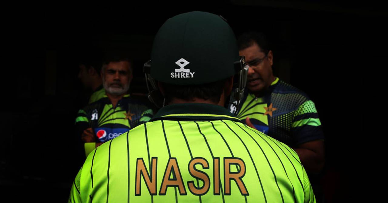 Nasir Jamshed speaks to coach Waqar Younis, Pakistan v UAE, World Cup 2015, Group B, Napier, March 4, 2015
