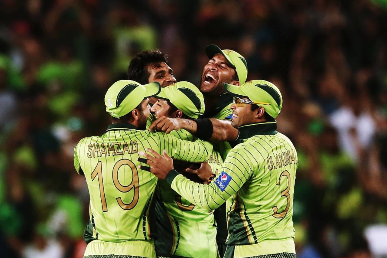Pakistan get together after a wicket, Pakistan v South Africa, World Cup 2015, Group B, Auckland, March 7, 2015