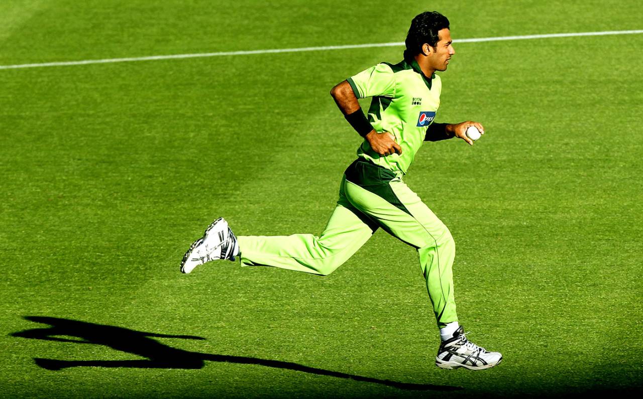 Wahab Riaz runs in to bowl, New Zealand v Pakistan, 3rd ODI, Christchurch