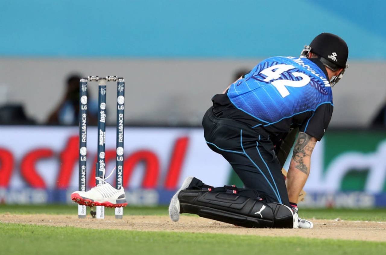 Brendon McCullum loses his shoe, New Zealand v South Africa, World Cup 2015, 1st Semi-Final, Auckland, March 24, 2015