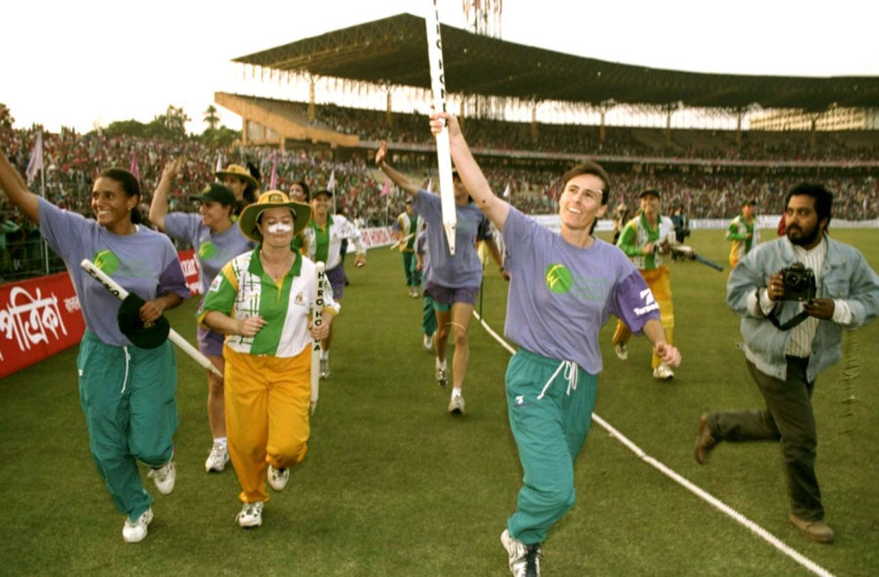Belinda Clark, Karen Rolton and the Australian team take a victory lap around Eden Gardens after winning the World Cup, Australia v New Zealand, Women's World Cup final, Kolkata, December 29, 1997