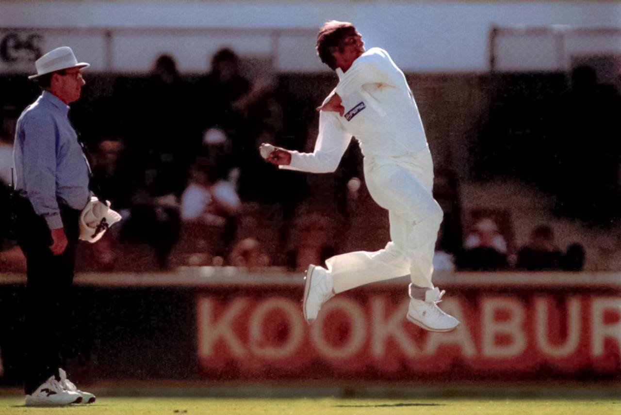 Shoaib Akhtar gets ready to deliver, Western Australia v Pakistan, Perth, October 27, 1999
