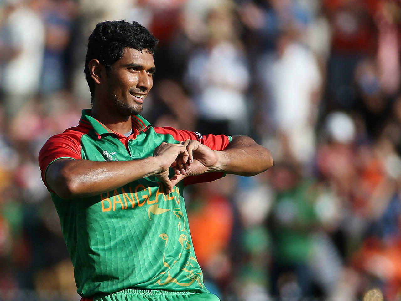 Mahmudullah shows the heart sign to the crowd after reaching his century, New Zealand v Bangladesh, World Cup 2015, Group A, Hamilton, March 13, 2015