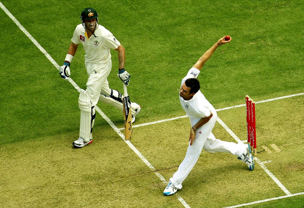 James Anderson bowls, Australia v England, 3rd Test, Perth, 1st day, December 16, 2010