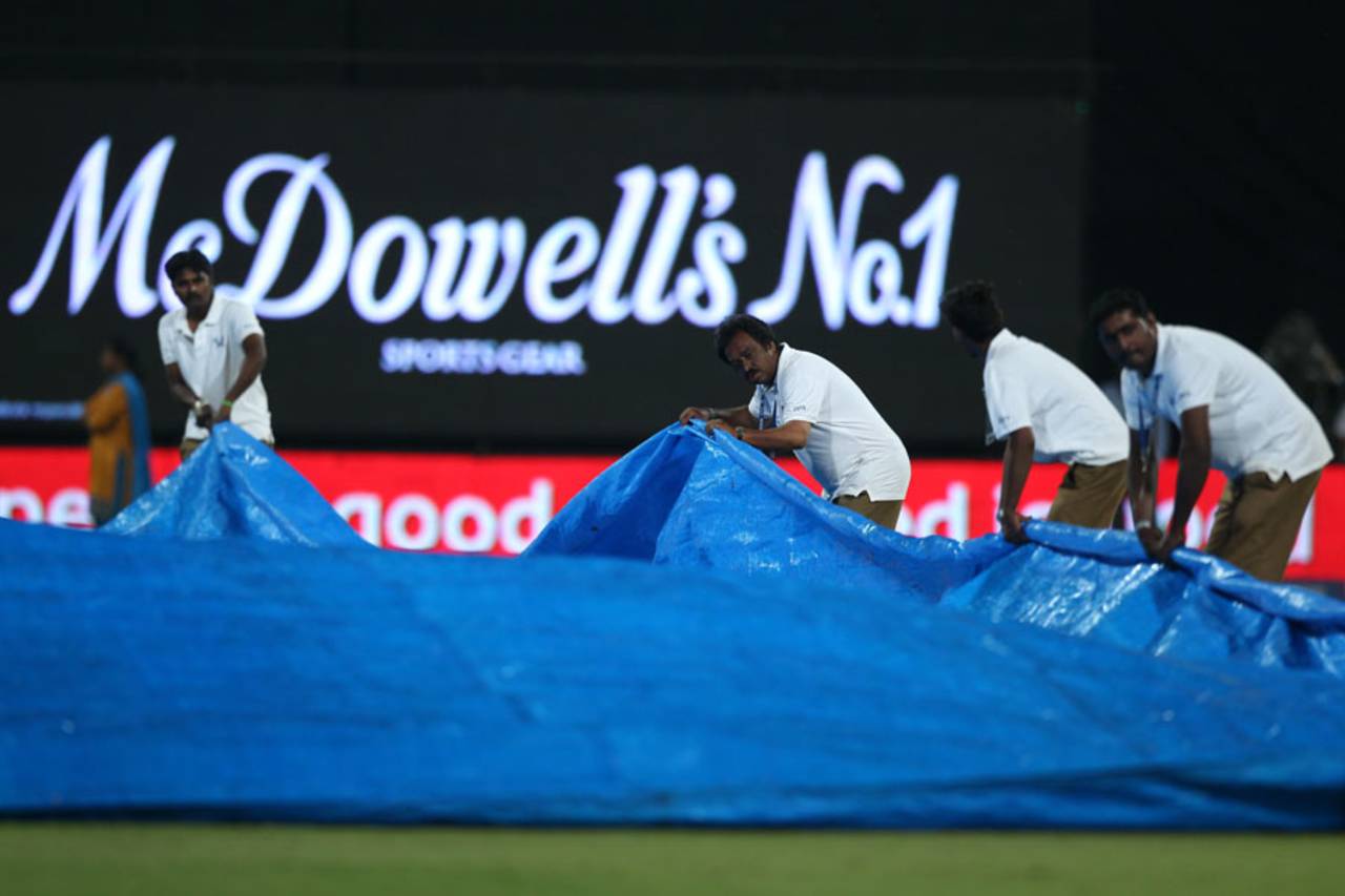 A heavy drizzle in Bangalore meant a slight delay in the clash between Royal Challengers Bangalore and Chennai Super Kings at the Chinnaswamy Stadium&nbsp;&nbsp;&bull;&nbsp;&nbsp;BCCI