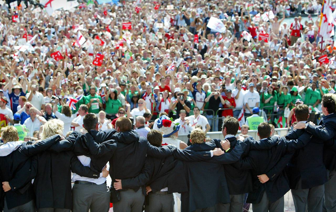 The England cricket team takes a bow, following the Ashes series win, Trafalgar Square, London, 13 September 2005