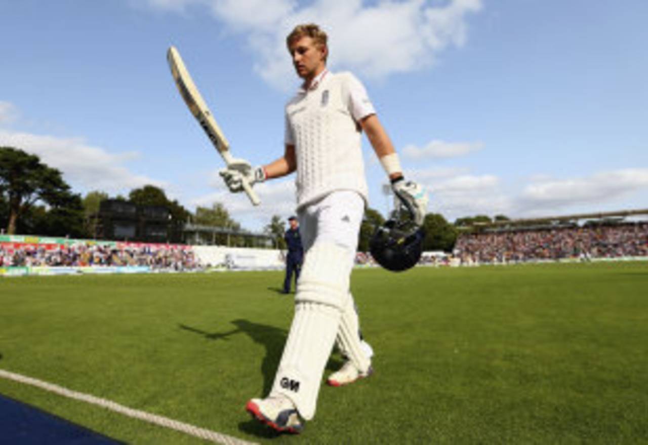 Joe Root leaves the field to a standing ovation after his outstanding 134&nbsp;&nbsp;&bull;&nbsp;&nbsp;Getty Images