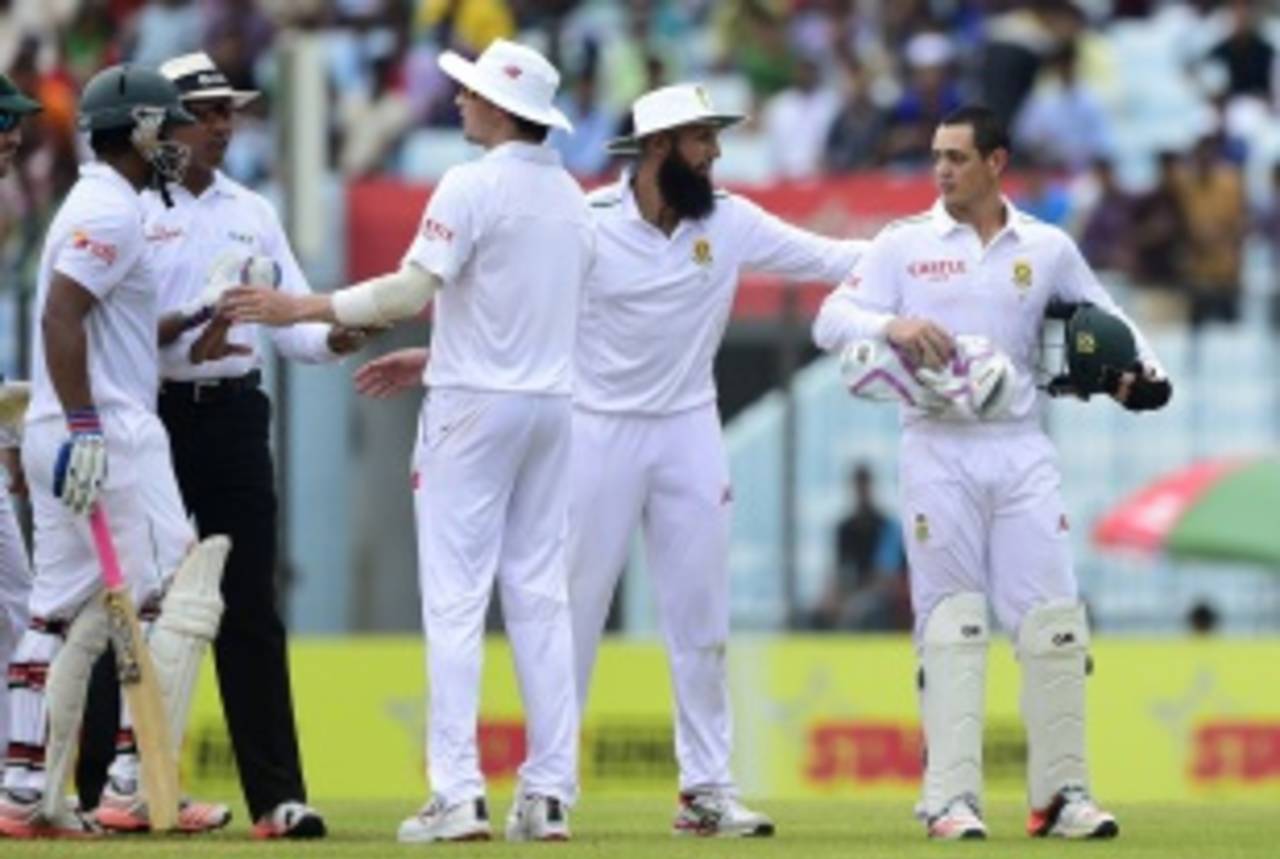 Tamim Iqbal and Quinton de Kock are separated by players following an altercation&nbsp;&nbsp;&bull;&nbsp;&nbsp;AFP