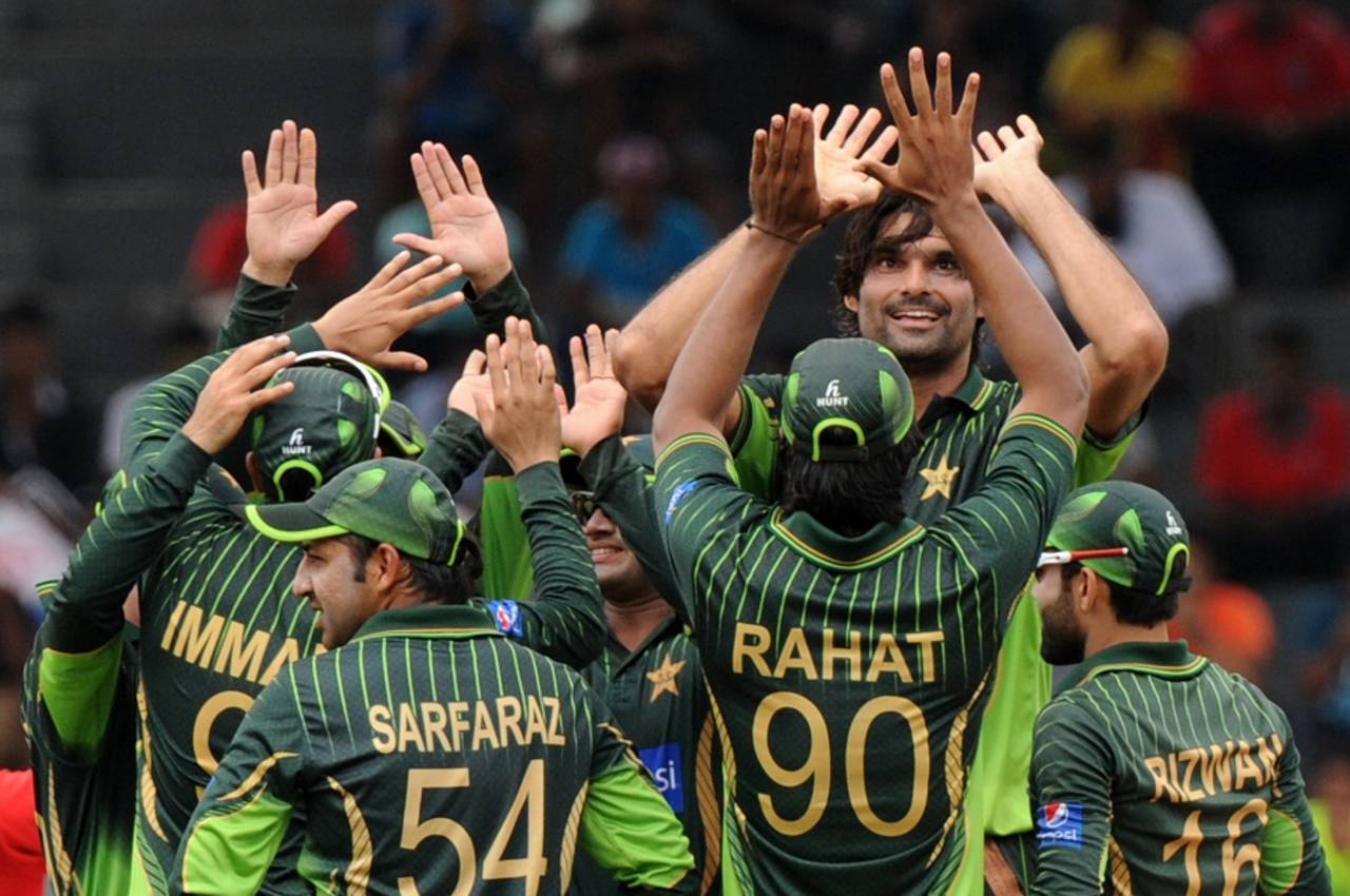 Mohammad Irfan celebrates with his team-mates after dismissing Kusal Perera, Sri Lanka v Pakistan, 4th ODI, Colombo