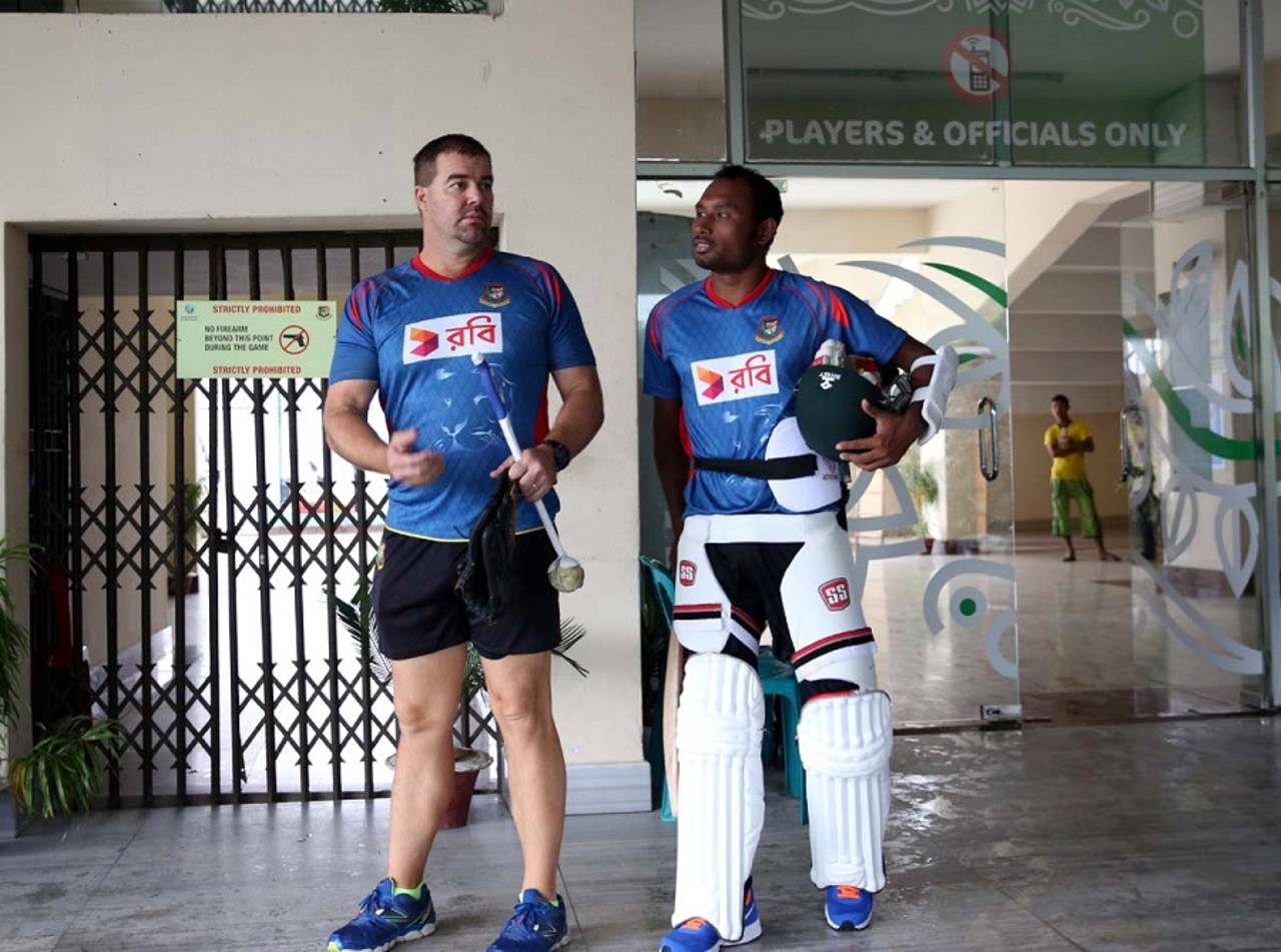 Heath Streak has a chat with Mohammad Shahid, Chittagong, July 24, 2015