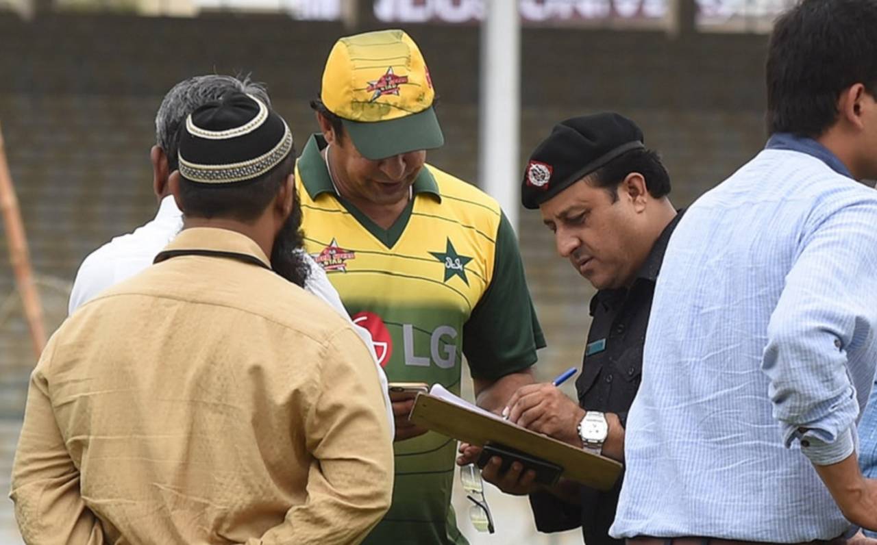 Wasim Akram gives his statement to a police officer at the National Stadium&nbsp;&nbsp;&bull;&nbsp;&nbsp;AFP