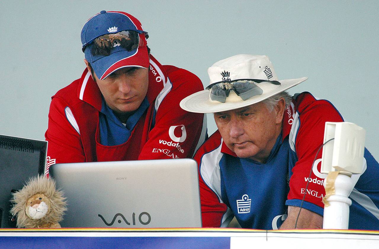 Michael Vaughan and Duncan Fletcher are busy on the laptop, November 23, 2005