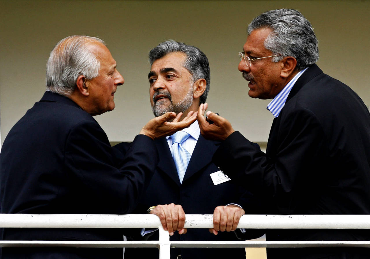 Zaheer Abbas (right) talks to Shaharyar Khan (left) during the 2006 Oval Test&nbsp;&nbsp;&bull;&nbsp;&nbsp;Getty Images