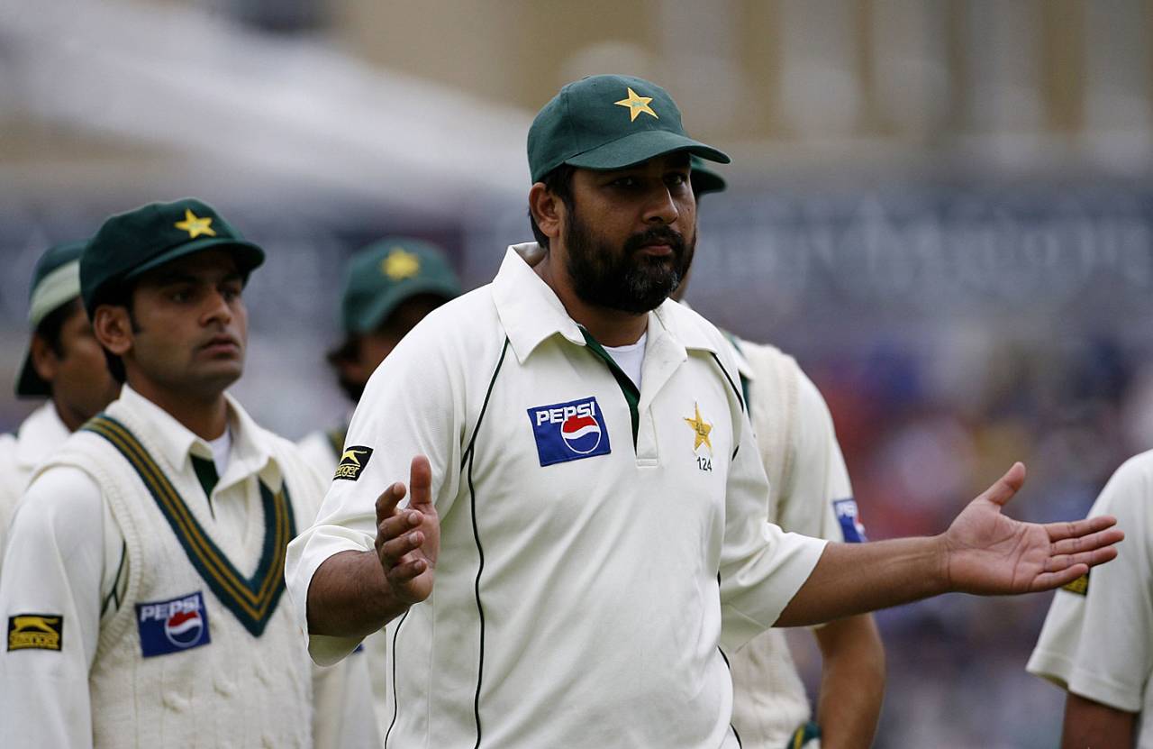 Inzamam-ul-Haq notices the umpires are not coming out, England v Pakistan, 4th Test, The Oval, August 20, 2006