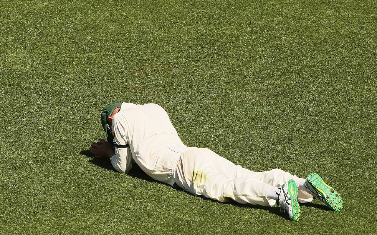 Nathan Lyon rues a dropped catch, Australia v India, 1st Test, Adelaide, 3rd day, December 11, 2014
